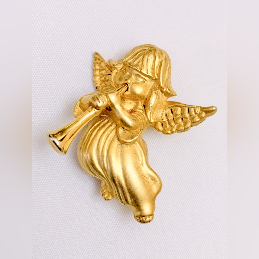 Daria Gold Tone Angel Playing Trumpet Horn Brooch